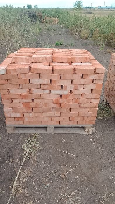 Красный женный кирпич