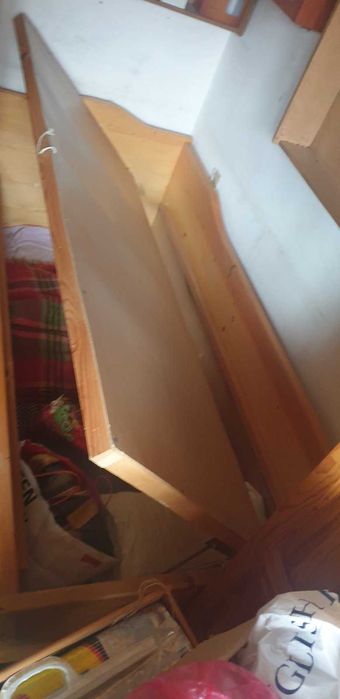 Продавам дървено легло