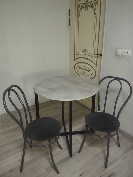 Продам 1  стол и  2 стула с доставкой