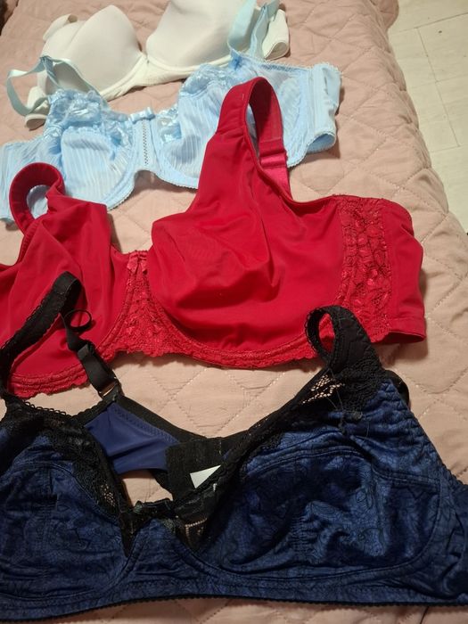 Продавам сутиени 105е,105ф