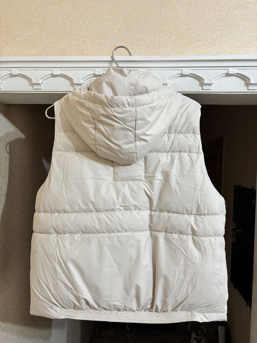 Безрукавка бежевая