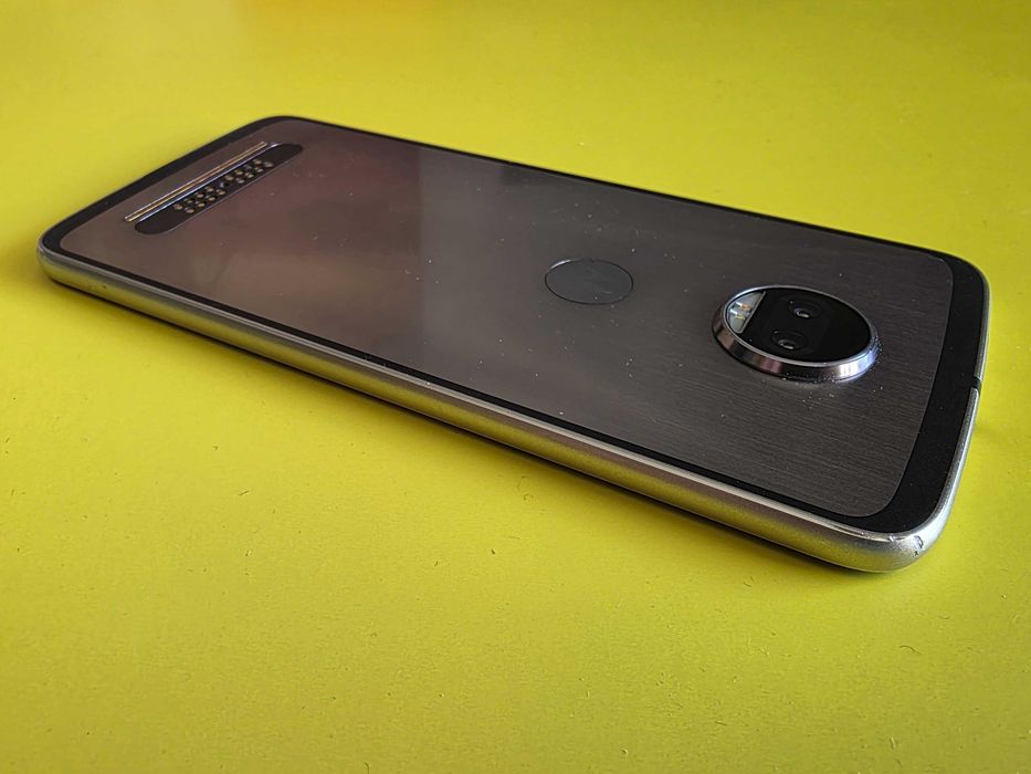 Moto Z2 Force, компактен смартфон c 5.5" екран кой не се чупи , тънък 6 мм, метална задна част
