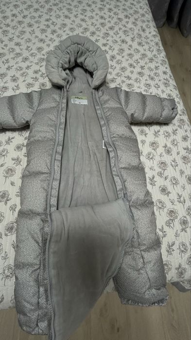 Продам детский комбинезон подойдет для мальчика и девочки.