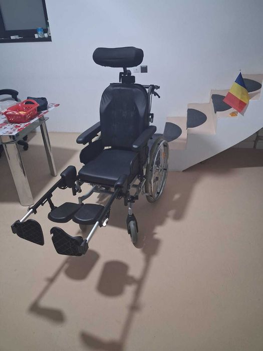 Vand scaun fotoliu persoane cu handicap impreuna cu cadru.