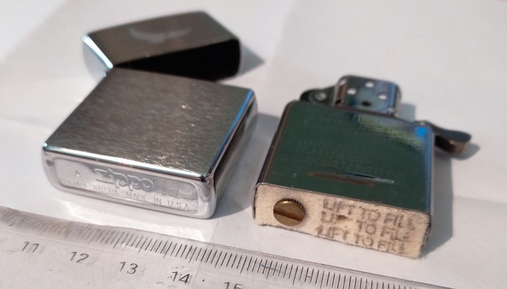 Vând sau schimb 2 brichete Zippo:Playboy 2008/Winston 2007,nefolosite.