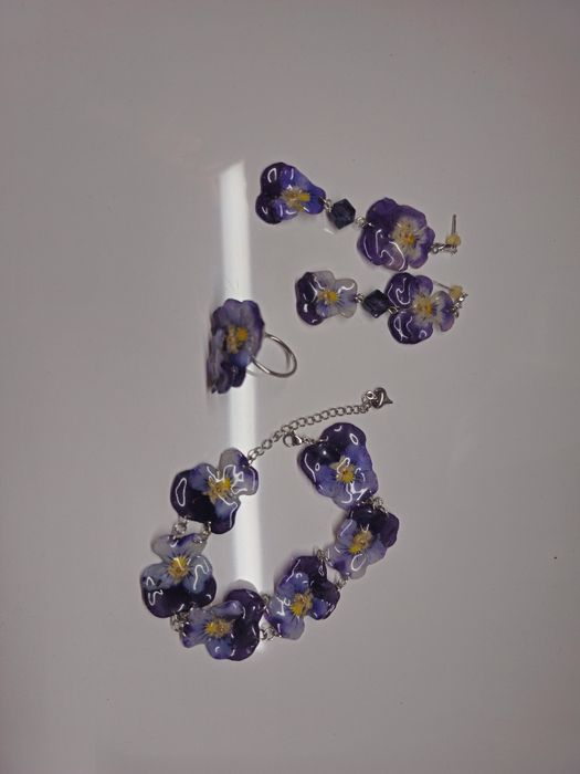 Комплект гривна, пръстен и обеци. Истински градински теменужки