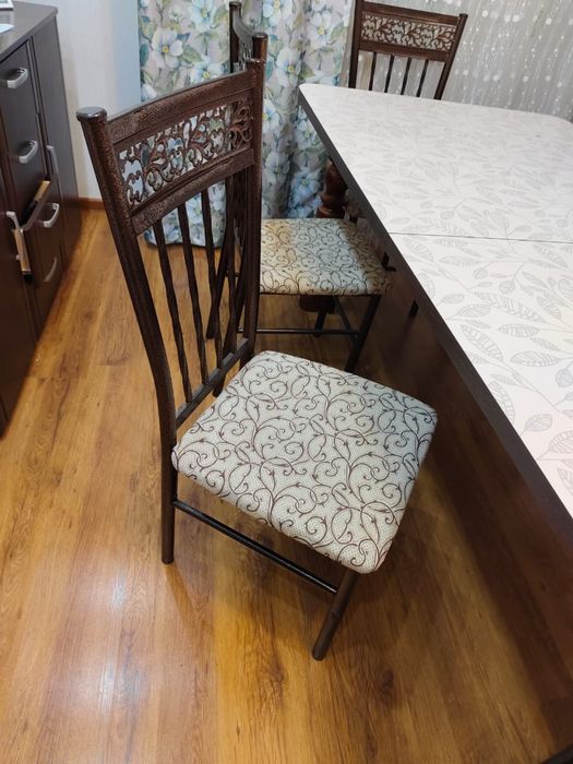 Кухонный стол со стульями