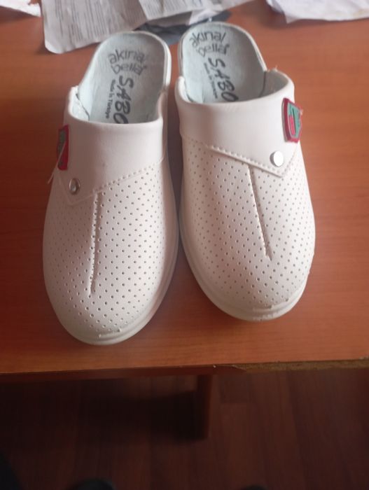 De vânzare saboți noi