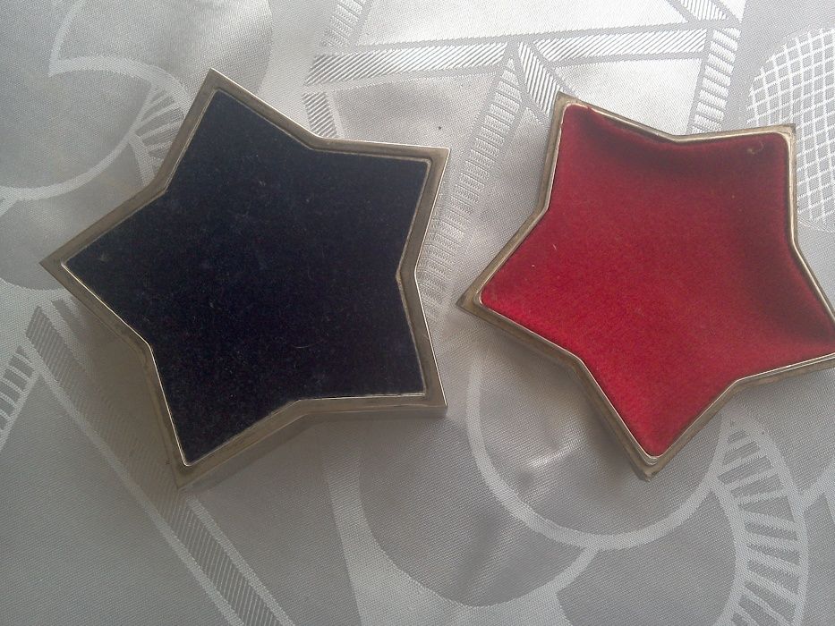 Casetă de bijuterii, alamă argintată, formă stea de mare, căptușită