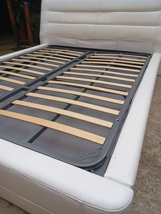 Pat 160 x 200 cm tapitat cu somiera