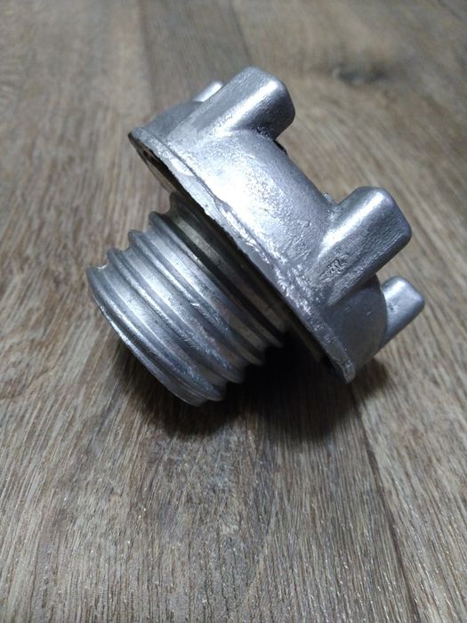 Крышка бензобака с кодом.