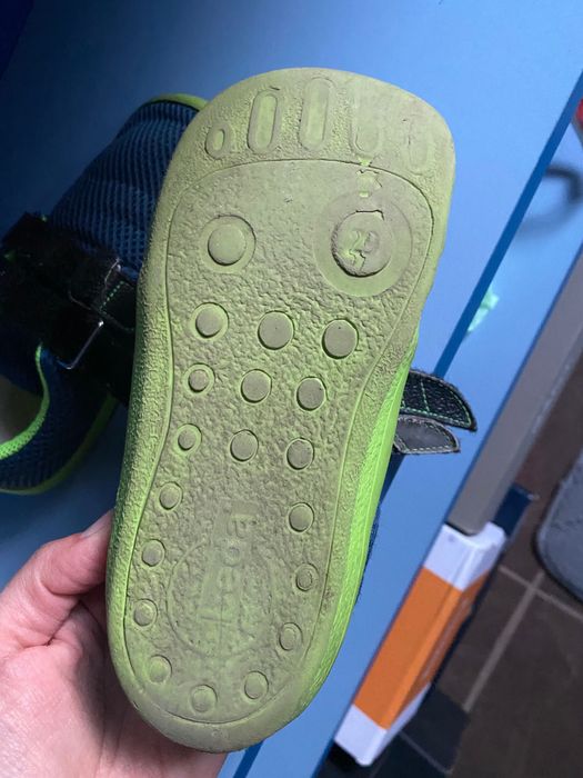 Боси обувки и пантофи за деца