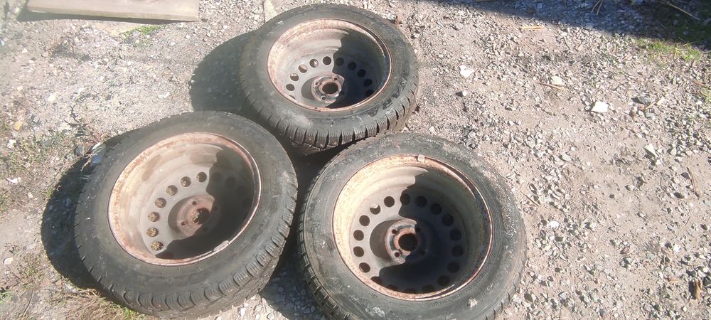 Продам зимние шины с дисками 3 штуки.