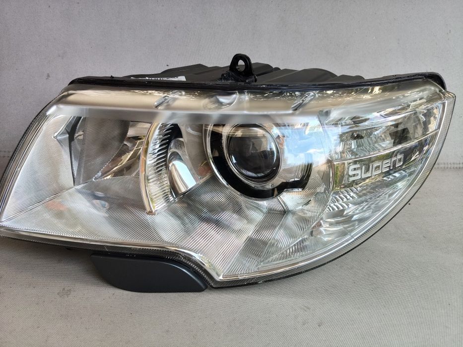 Far bi xenon adaptiv Skoda Superb 2