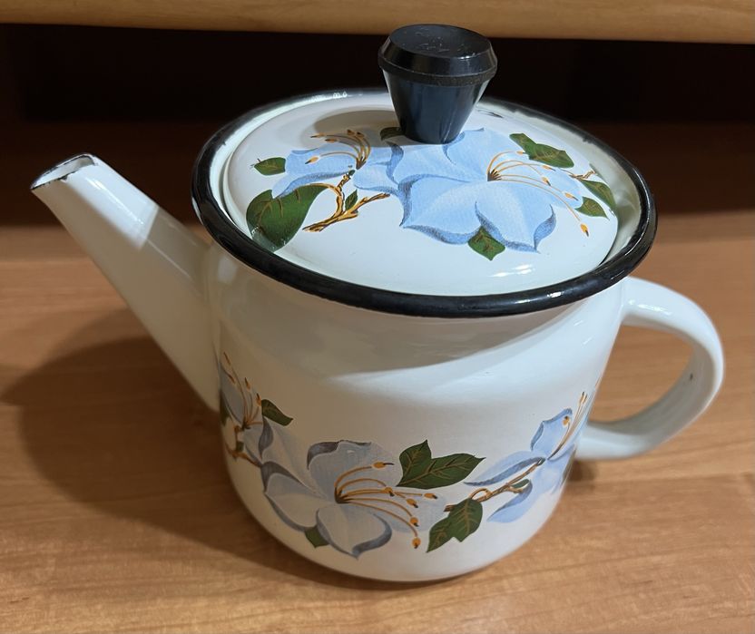 Посуда. Бокалы, молочник, чайник, сахарница