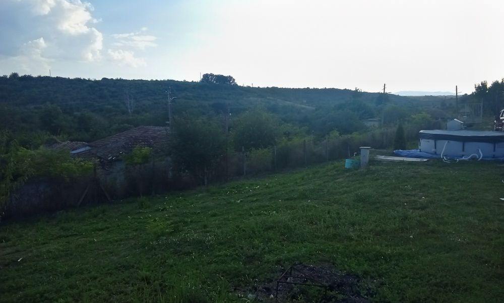 Полу завършена къща