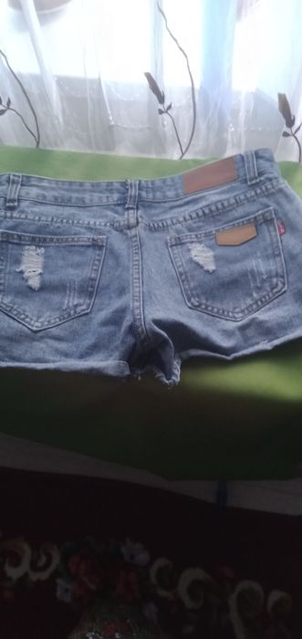 Продам две. пары джинсовые шорты.
