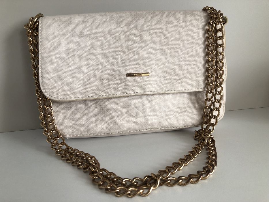 Бежова дамска чанта на Bershka