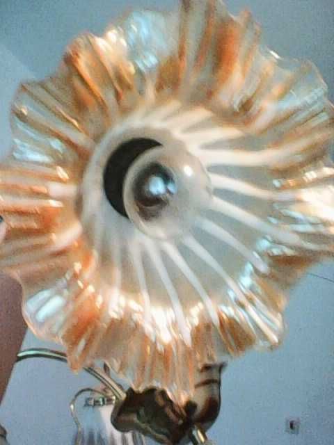 люстра с тремя плафонами.