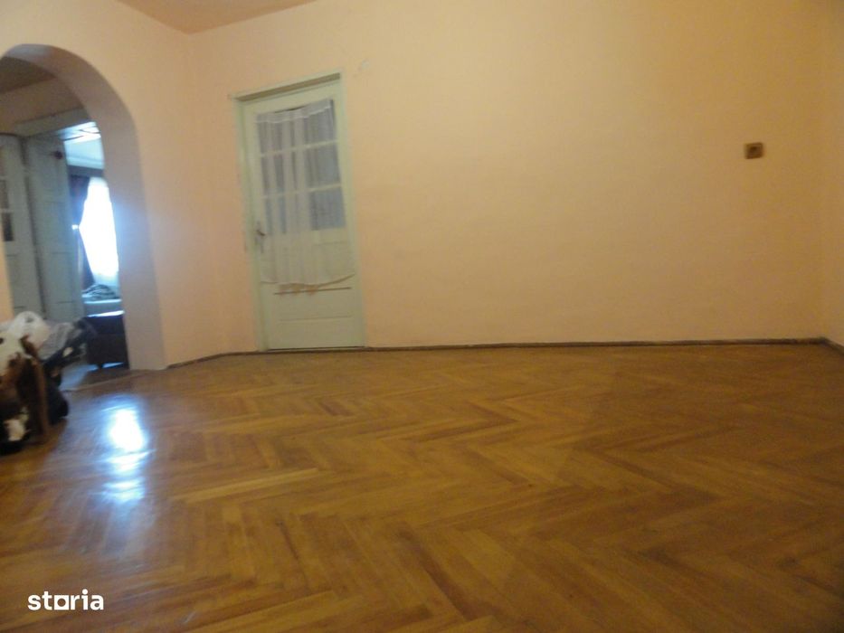 Casa 4 camere situata pe colt intr-o locatie buna in zona Gai