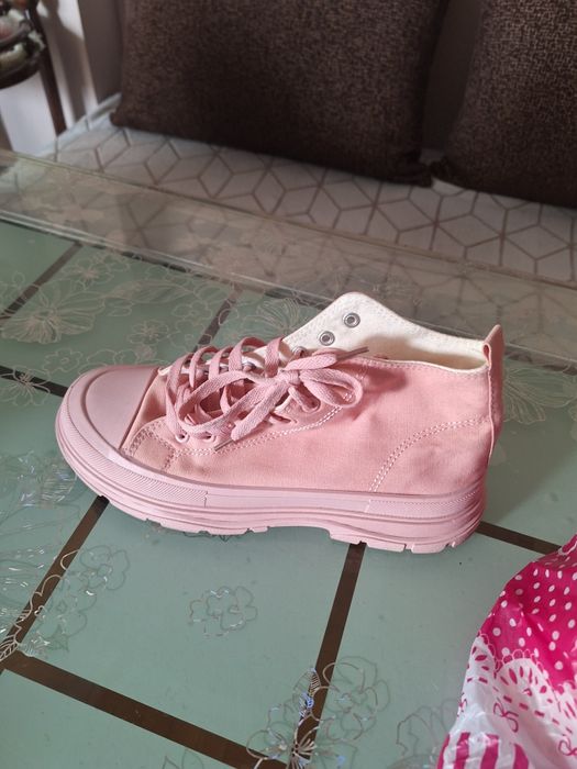 Продавам кецове и обувки