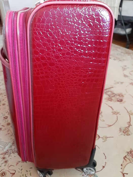 Чемодан большой на колесиках