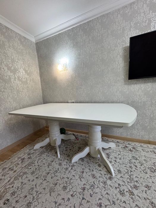 Продам большой стол для зала