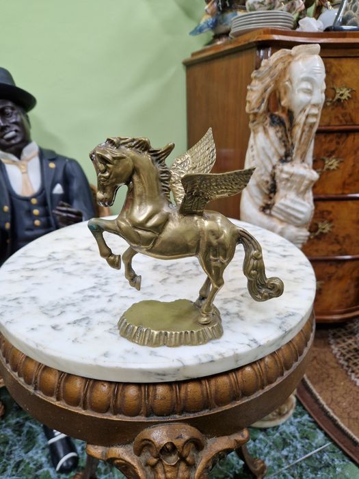 Фигура Англия бронзова статуетка погасяване кон