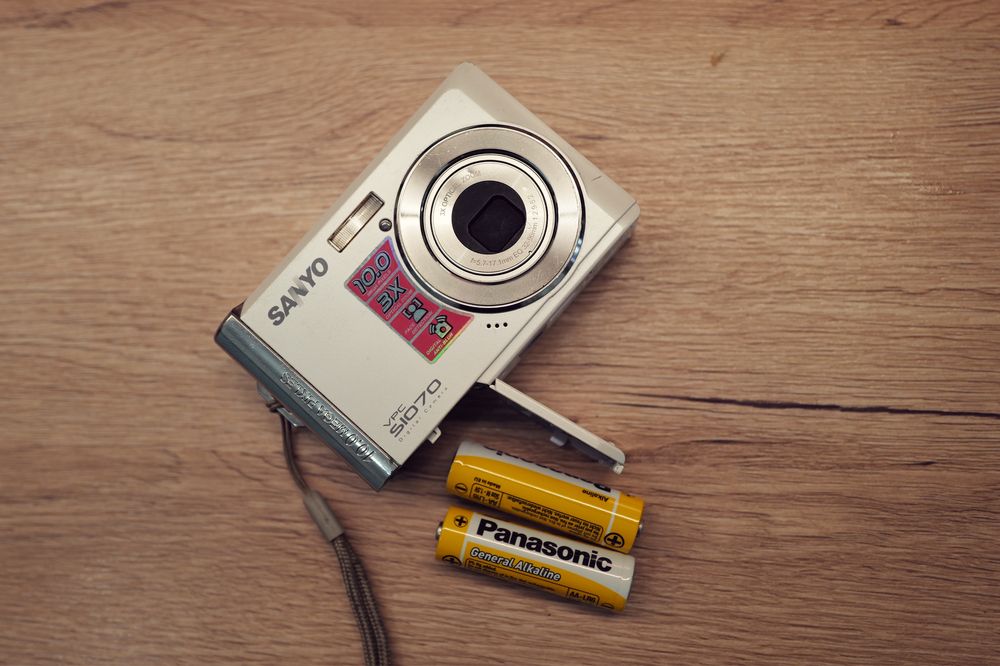 Aparat foto Sharp 10 megapixeli baterii AA card memorie instagram