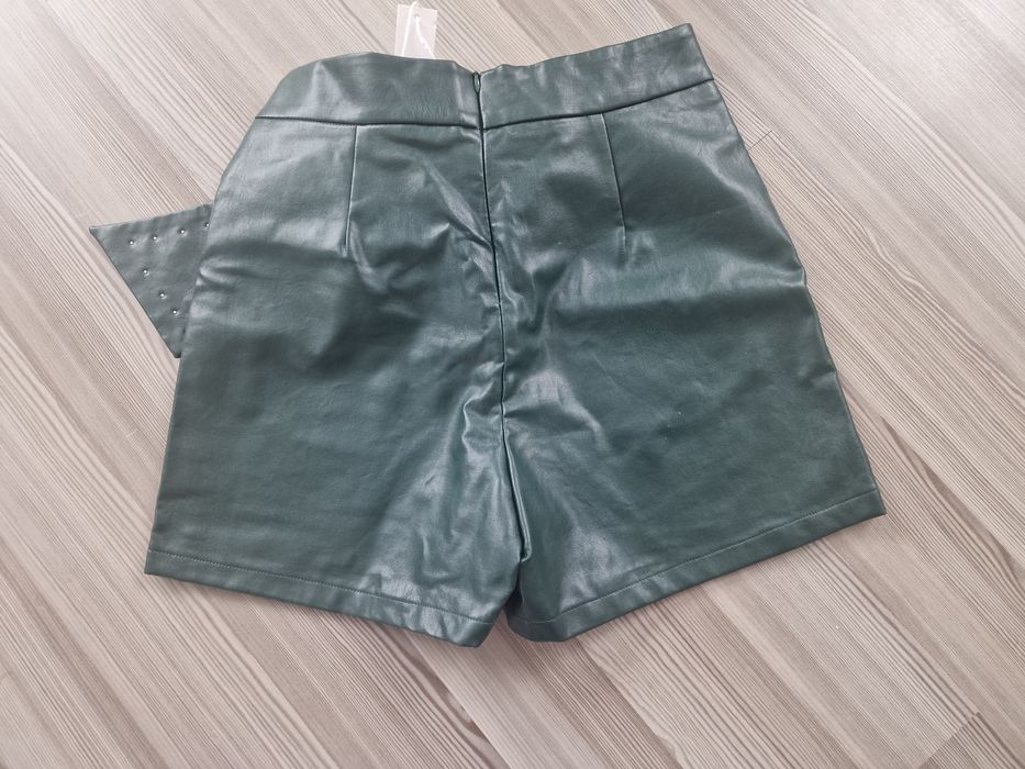 Pantaloni scurti imitatie piele