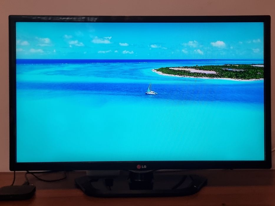 Телевизор / LG 32" - FULLHD - Цифрова + Ефирна , Слот за карта.