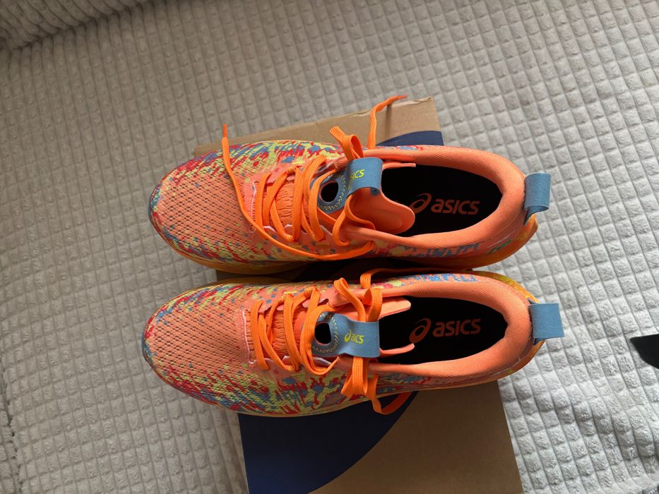 Маратонки ASICS.