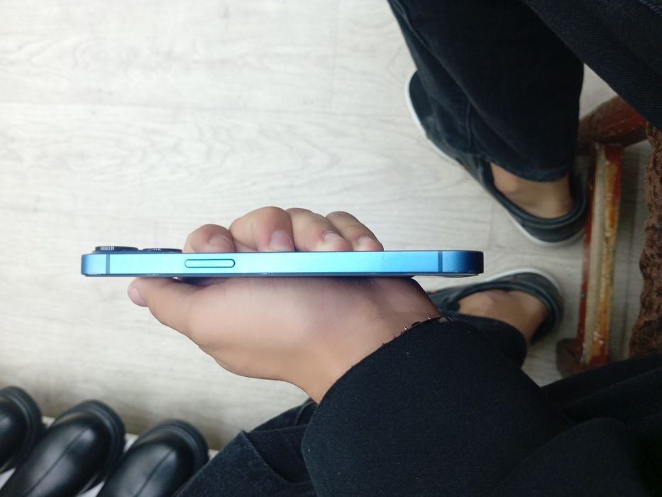Продам срочно iPhone 13
