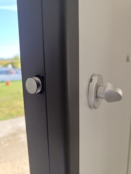 Ușă de exterior metalică blindată  (fibră sticlă/PVC alb), stare impecabilă, nouă- 94x210 cm