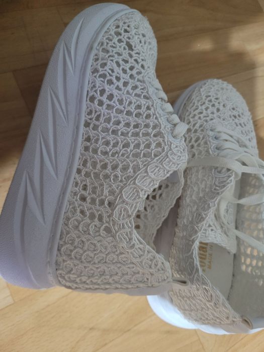 Бели спортни дамски обувки