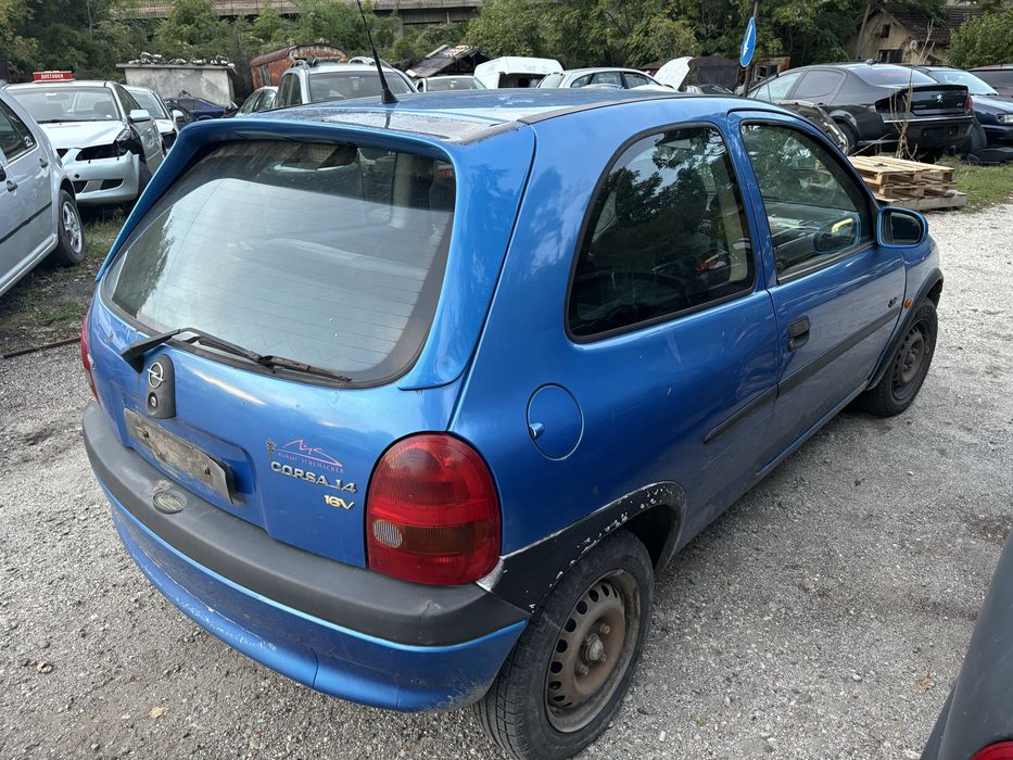 Опел корса Б 1.4 1.6 бензин на части. Може и цяла.