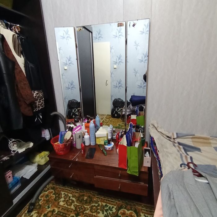 продается трюмо.