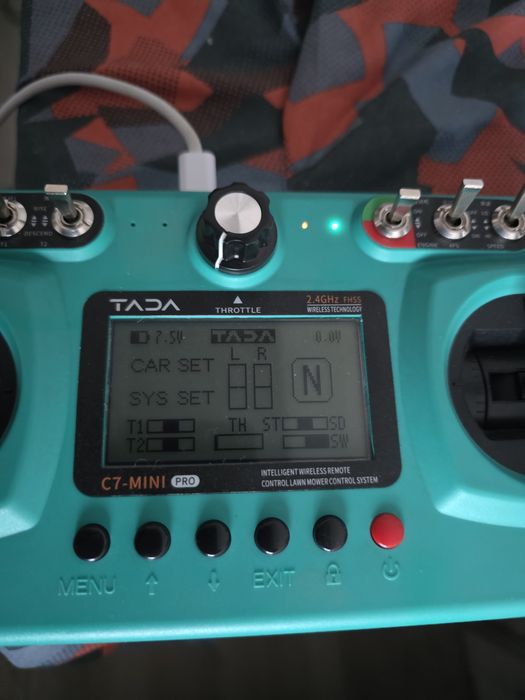 Robot de tuns și tăiat iarba Atlatech cu șenilă  ,comandat prin teleco