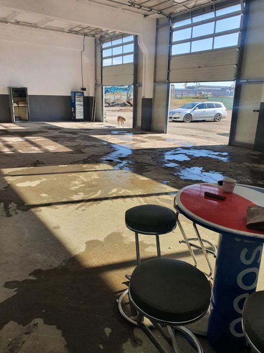 Inchiriez hala 2 intrari 220mp