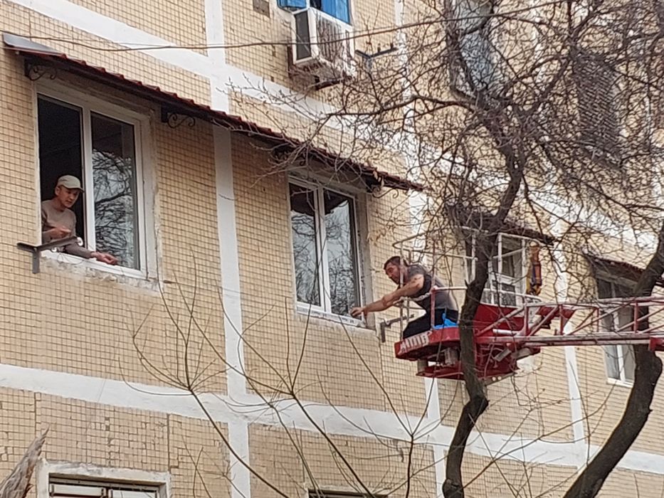 Установка над окнами козырьки делаем на заказ быстро и качественно