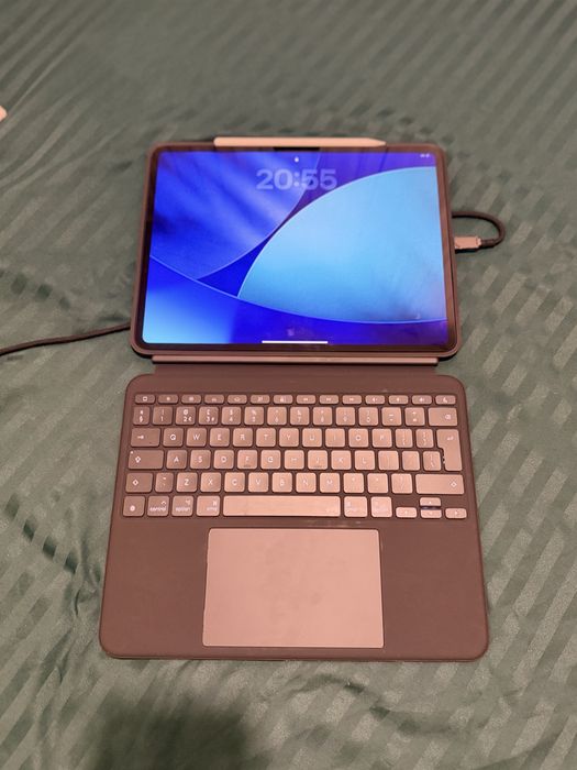 Ipad Pro 2025 13 инча, 256 GB (Wi-Fi) + Pencil Pro + Logitech клавиатура подарък