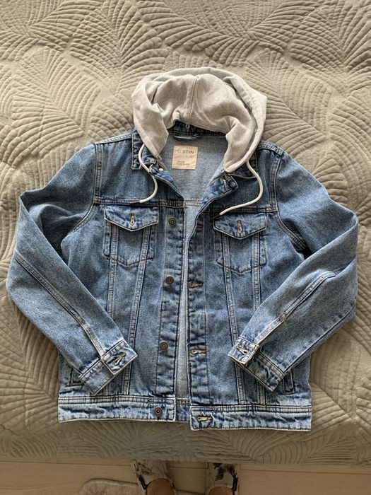 Джинсовая куртка с капюшоном на мальчика