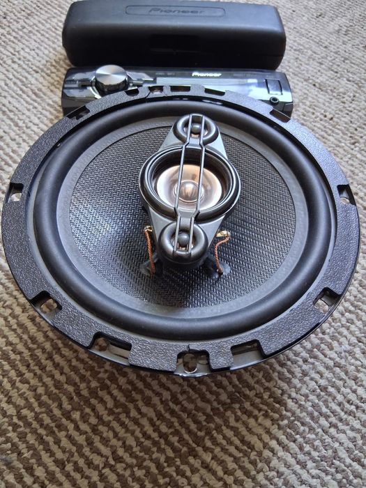 Fata cd Pioneer Mvh-1400ub+boxa auto Akai