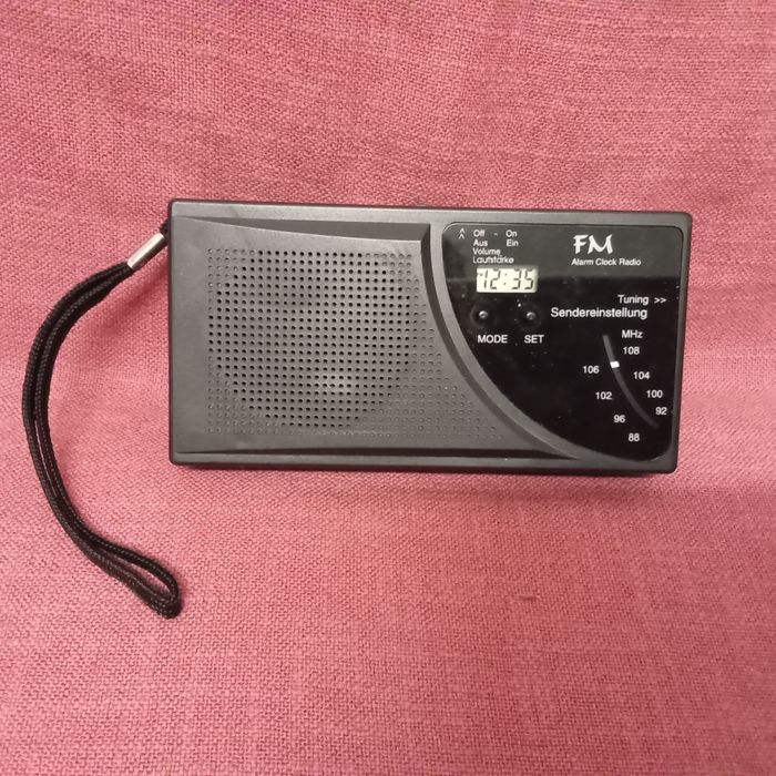 Radio cu ceas cu alarmă.