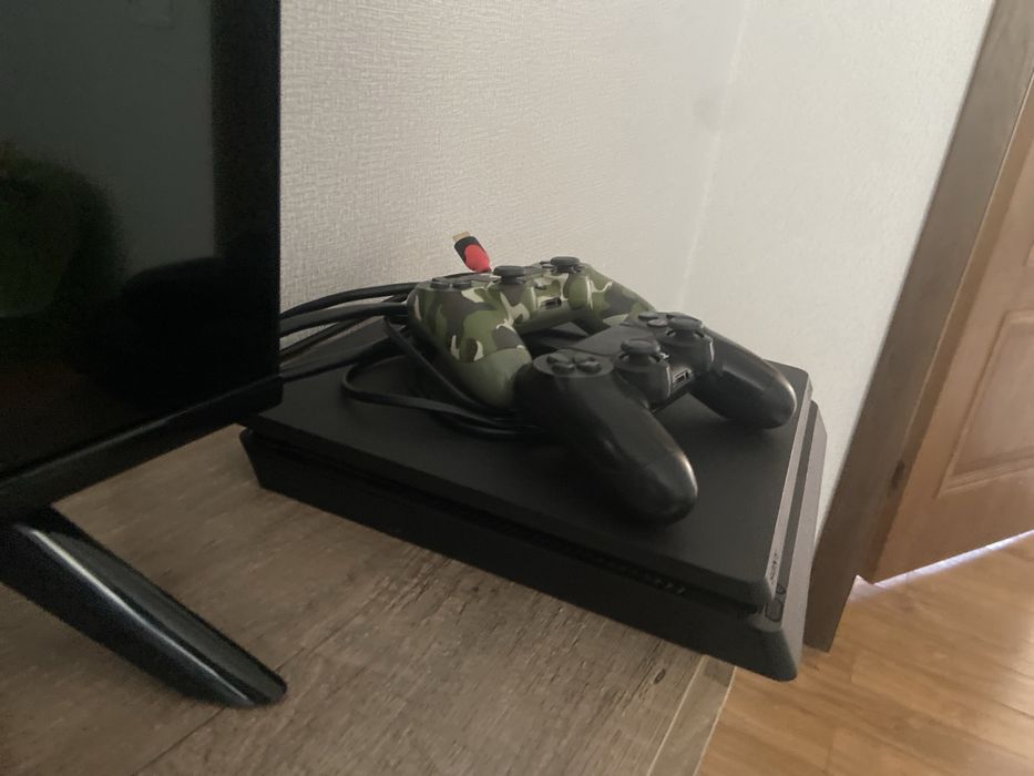 Playstation 4 б/у в нормалном состояние