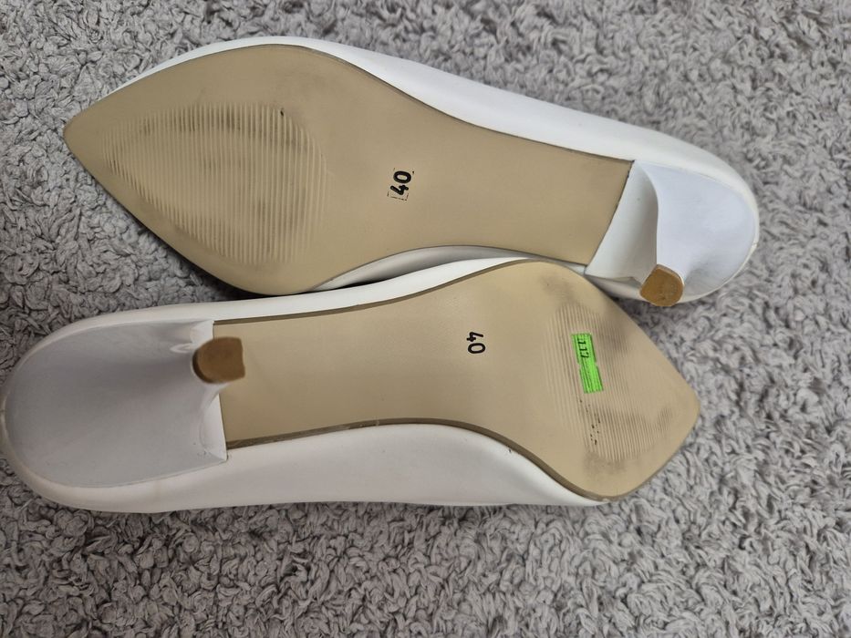 Бели елегантни обувки