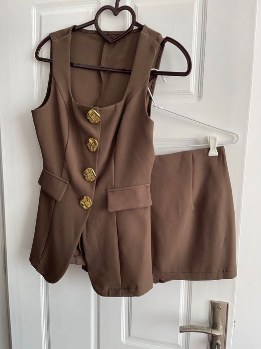 Дамски комплект елек и пола с панталонки