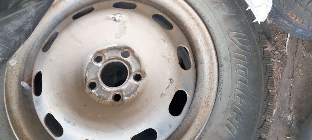 Продам резины зимние с дисками 195/65R15