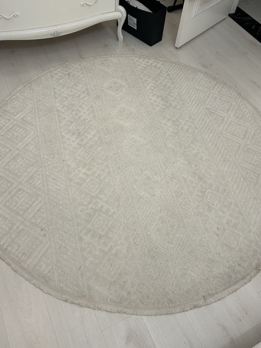 Ковер белый однотонный круглый