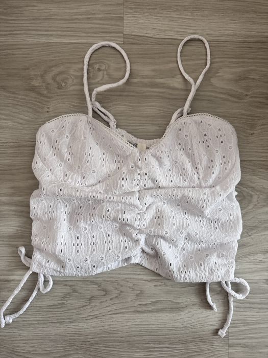 Дамски къс бял топ бродерия